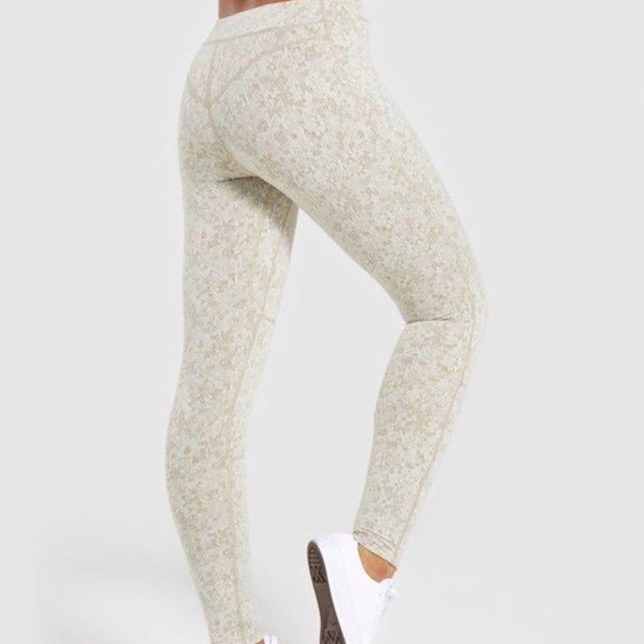 Gymshark Fleur Texture Leggings Woman’s Size Small Taupe Color Full Length - Picture 2 of 13